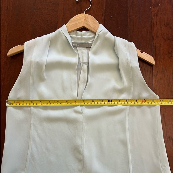 $275 retail VINCE SLEEVELESS DRAPE NECK BLOUSE 100% silk pastel green XS vneck - Picture 5 of 9